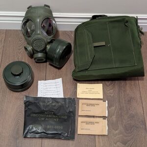 Canadian Armed Forces C4 Gas Mask With Carrier Bag And Extras